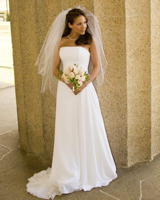 Schlichtes Brautkleid in weiß mit Schleier